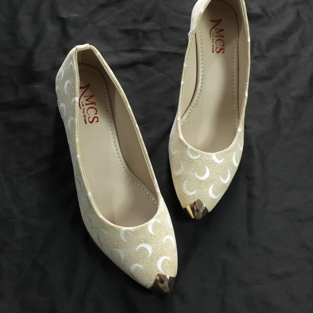 Moon Glitter Dust Court Shoe Metal Toe (Cream)